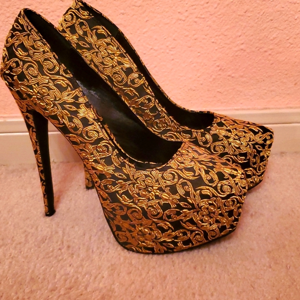 Charlotte Russe sz 10. Gold and black